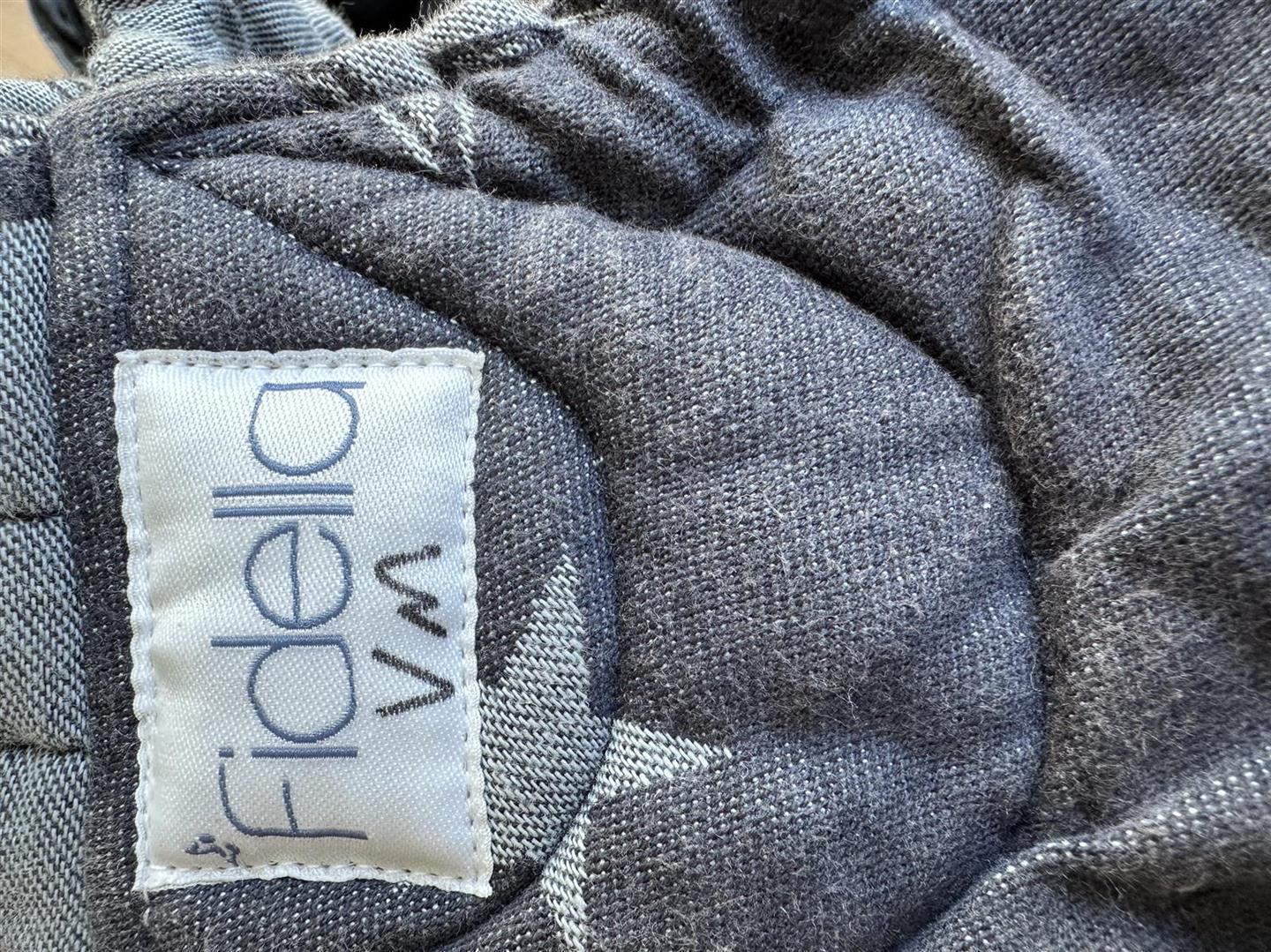 Fidella® Tragehilfe FlyClick Half-Buckle Babysize (56 - 86 cm /15 kg) Outer Space blue (Aussteller)