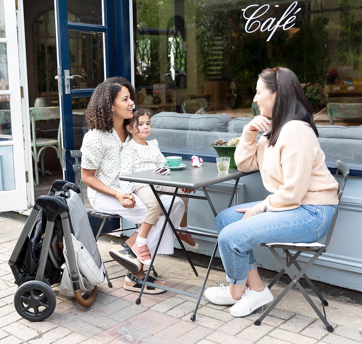 p12-joie-signature-pram-finiti-oyster-friends-sitting-folded-stroller.jpg Joie Signature Finiti Kompakt-Kinderwagen Oyster