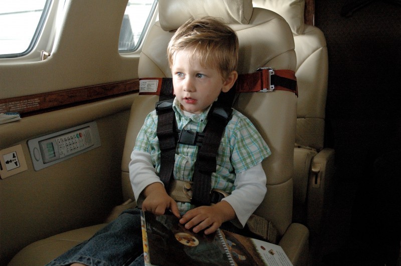 CARES Kindergurt fürs Flugzeug / Kids FlySafe - 4-Punkt-Gurtsystem für Kleinkinder Schwarz CARES Kindergurt fürs Flugzeug / Kids FlySafe - 4-Punkt-Gurtsystem für Kleinkinder Schwarz