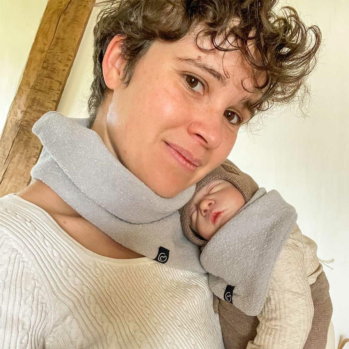 loopschal-zum-babytragen-grau.jpg mamalila Loopschal zum Babytragen Hellgrau